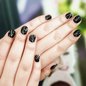 nail art pe negru